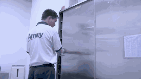 Personnel change shoes when entering and leaving the clean room.gif Personnel change shoes when entering and leaving the clean room.gif