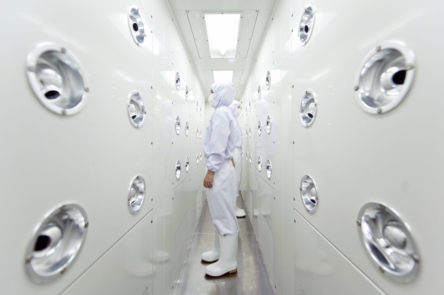 Air shower usage in clean rooms