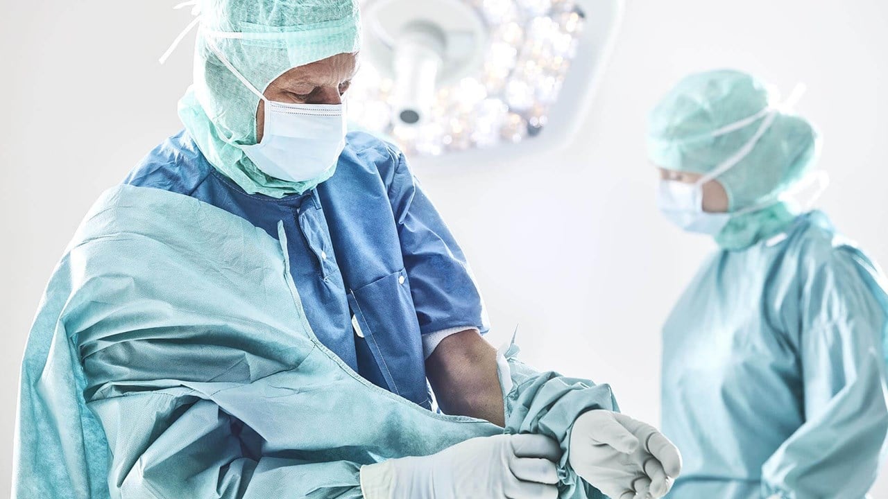 Surgical gown donning guide | Mölnlycke
