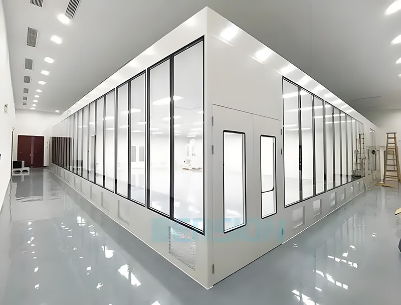 The 5 x 10 meter ISO 5 modular cleanroom provides an advanced contamination-controlled environment that efficiently filters out 99.97% of airborne particles 0.3 micrometers and larger, making it perfect for critical operations in pharmaceuticals, biotechnology, and precision manufacturing.4