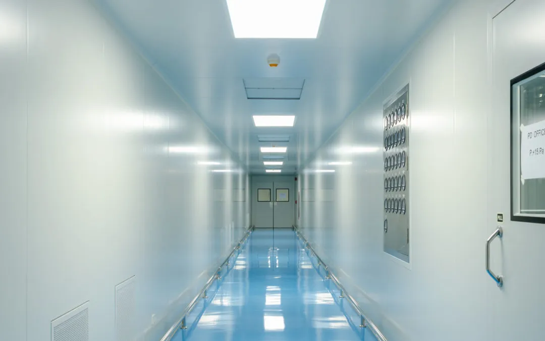 What materials are typically used in hardwall clean room con