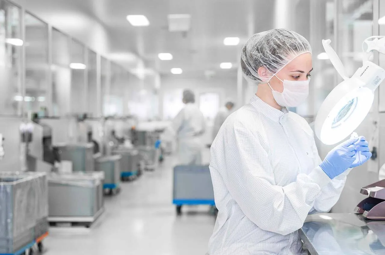 What industries commonly use hardwall clean rooms?