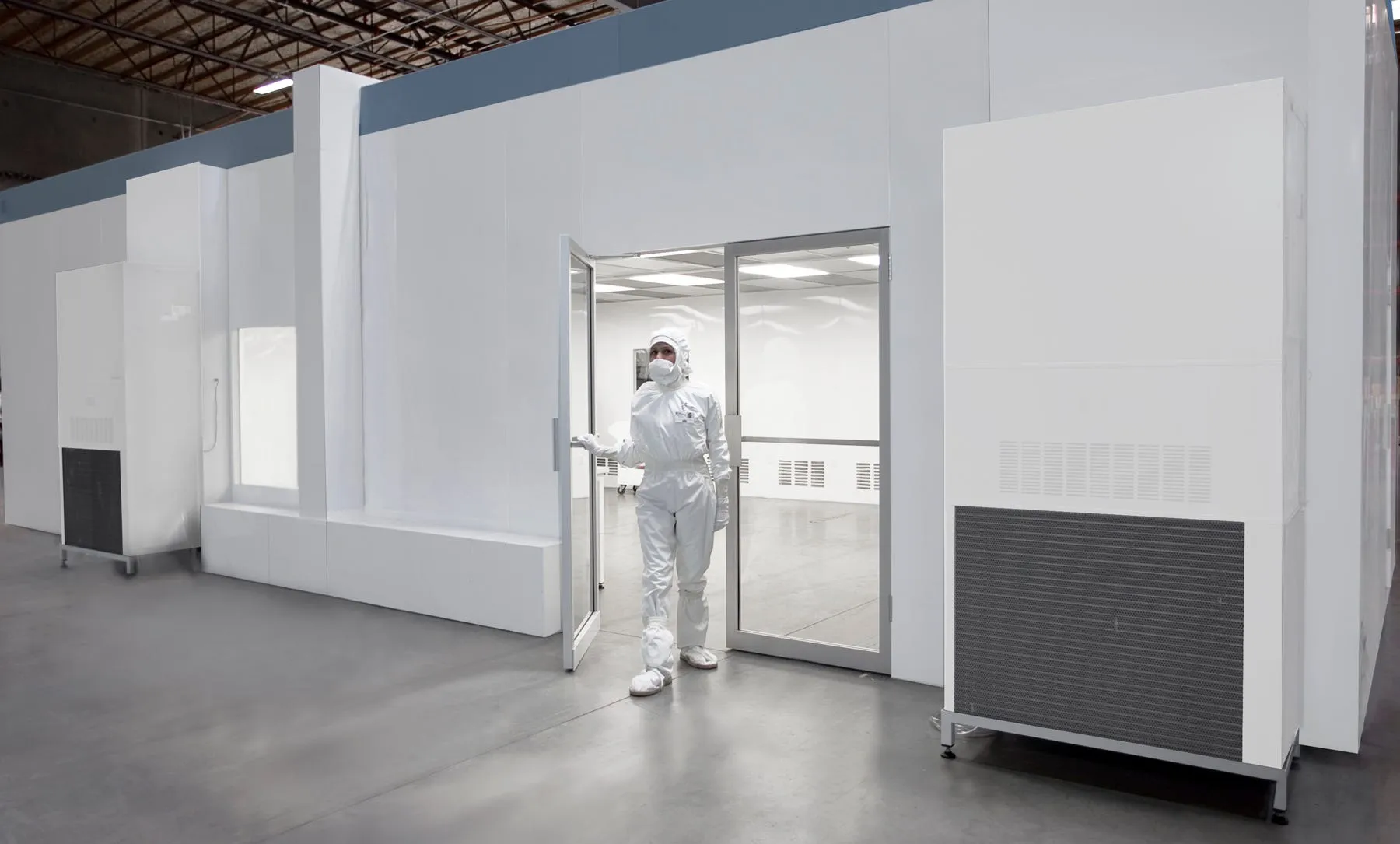 How do modular clean rooms handle temperature and humidity control?