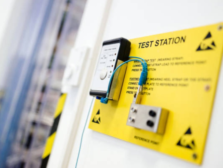 ESD control: Electrostatic risks in clinical environments and cleanrooms ESD control: Electrostatic risks in clinical environments and cleanrooms