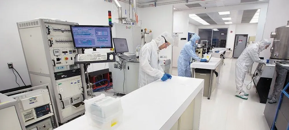 Cleanroom application with required cleanliness conditions in a hardwall clean room