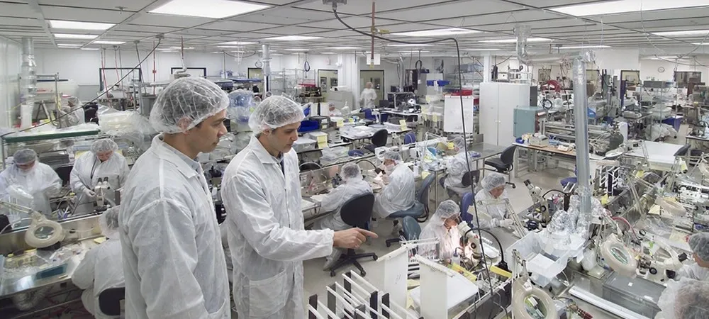 Evaluating a hardwall clean room supplier at its factory Evaluating a hardwall clean room supplier at its factory