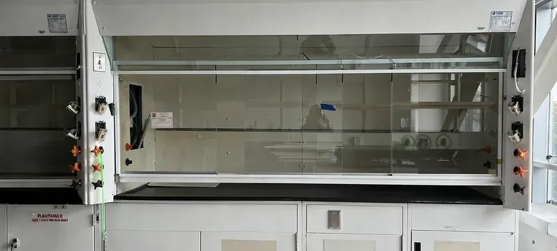 Daily check of a fume hood with the sash fully closed Daily check of a fume hood with the sash fully closed